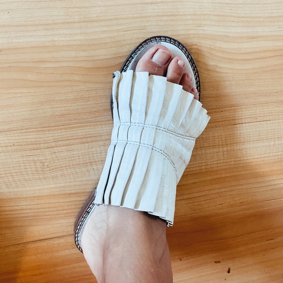 Tibi slides - Picture 3 of 3